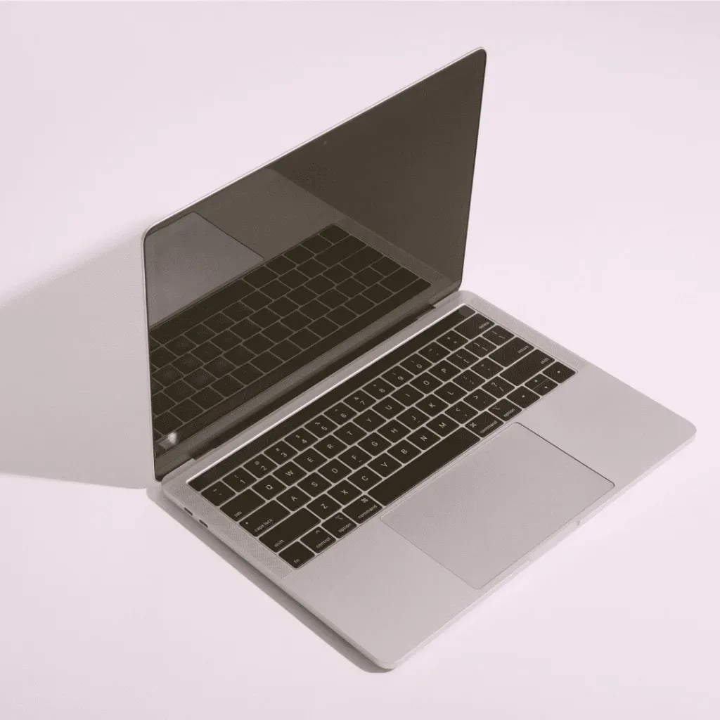 Un ordinateur portable ouvert prêt pour une consultation de thérapie en ligne